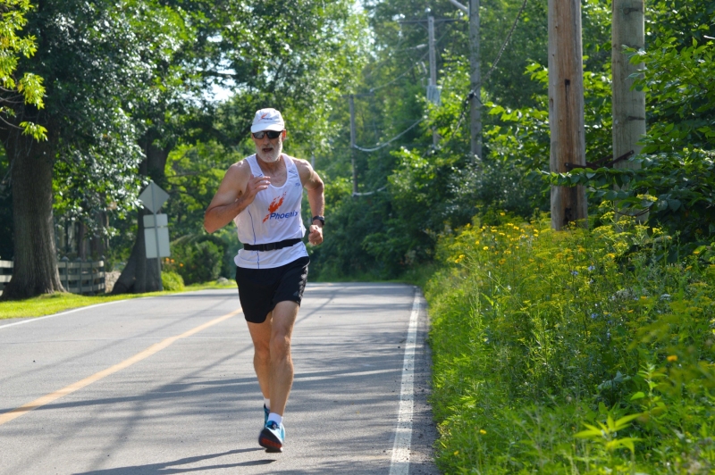 Je-cours-mais-je-prend-aussi-des-photos-de-mes-amis-es.-Cest-notre-coach-Bill-Ludlow-du-Club-de-coureurs-Phoenix